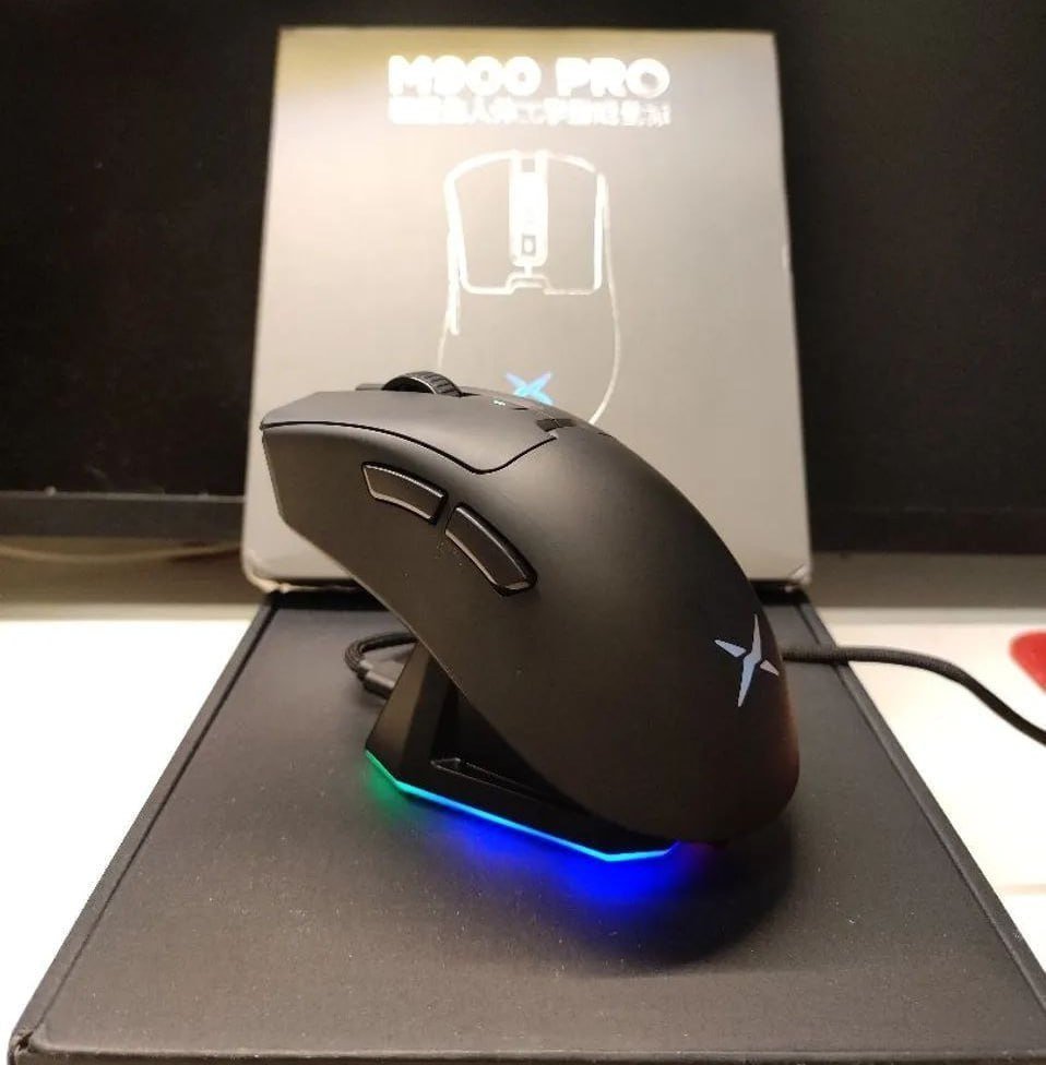 Mouse Delux M900 PRO, PAW3395, 8KHz, com Dock de Carregamento 🛒